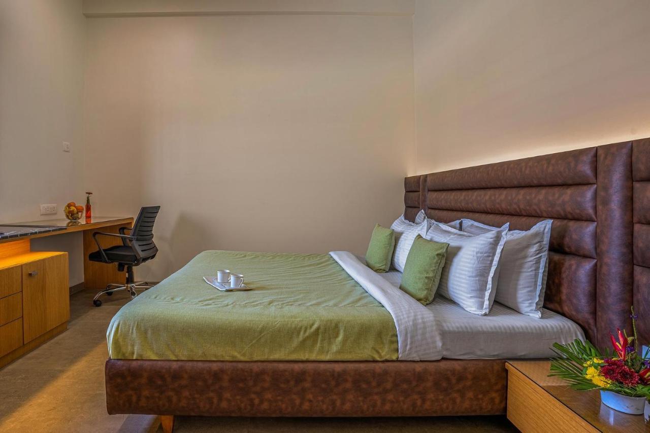 Stayvista'S Le Bon Horizon - Hillside Elegance With Chic Interiors, Poolside Serenity & Picturesque Gazebo - Proximity To Sula Nashik Bagian luar foto
