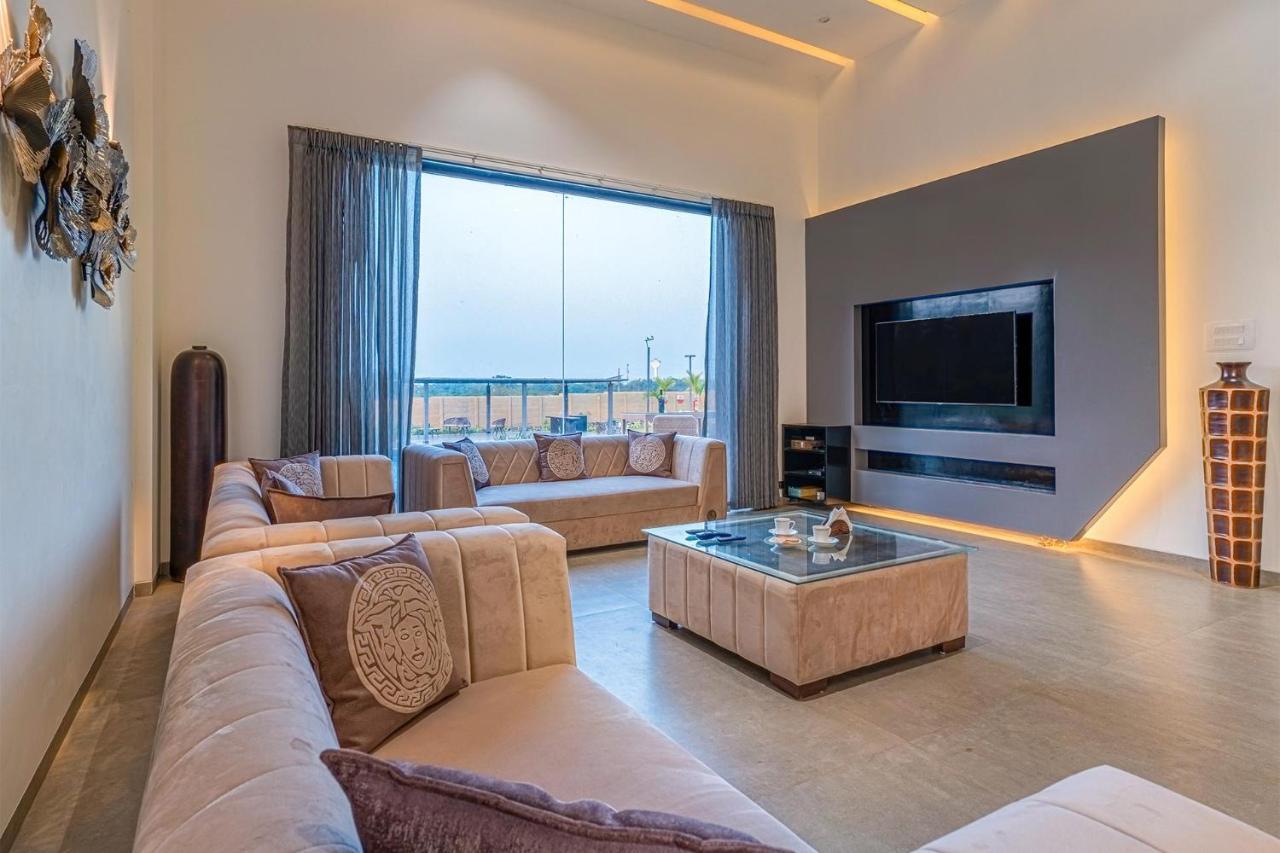 Stayvista'S Le Bon Horizon - Hillside Elegance With Chic Interiors, Poolside Serenity & Picturesque Gazebo - Proximity To Sula Nashik Bagian luar foto