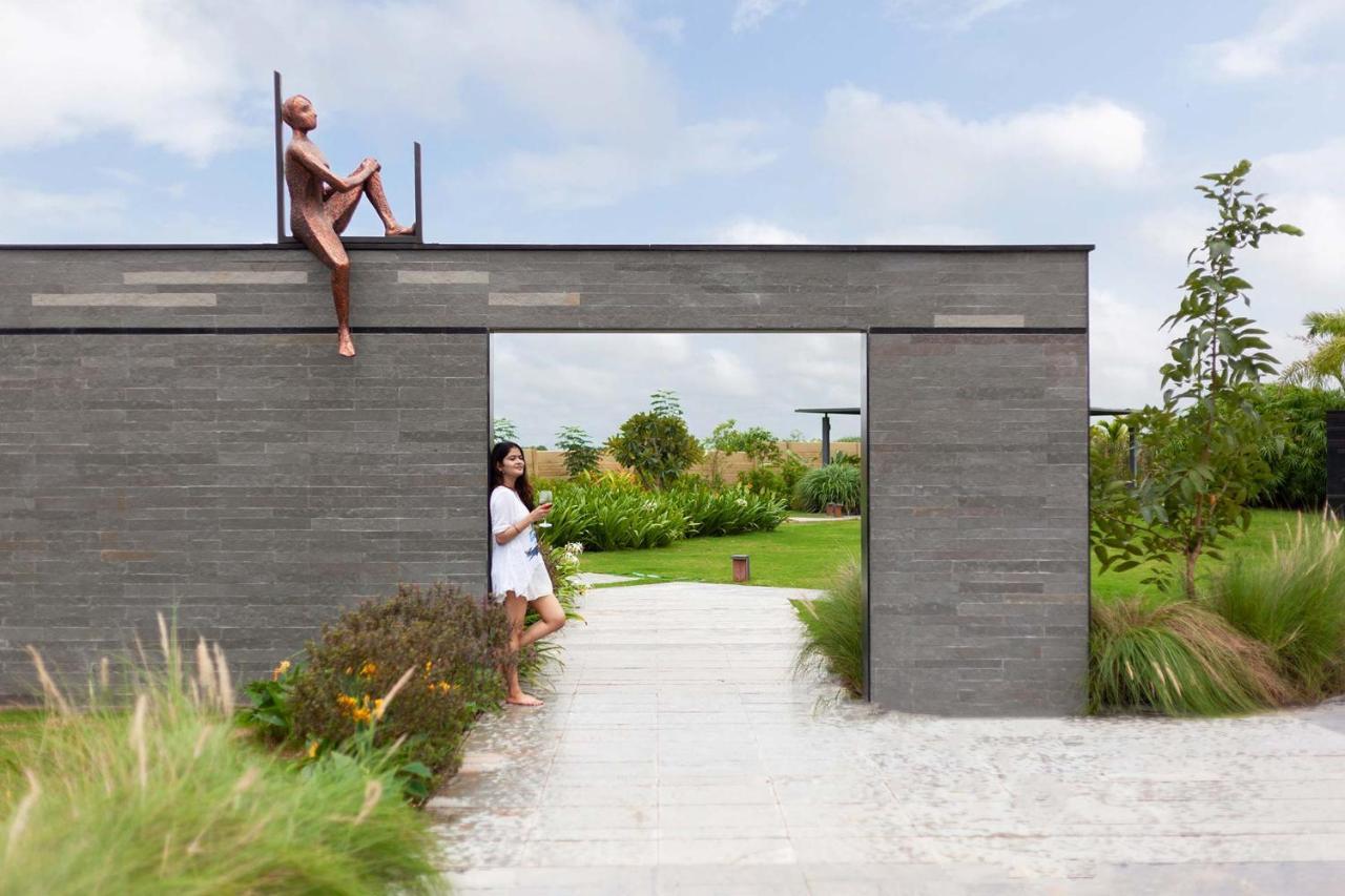 Stayvista'S Le Bon Horizon - Hillside Elegance With Chic Interiors, Poolside Serenity & Picturesque Gazebo - Proximity To Sula Nashik Bagian luar foto